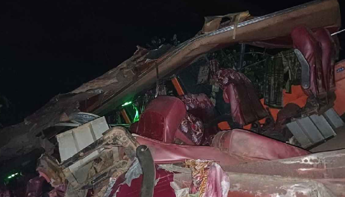 সীতাকুণ্ডে বাস-ট্রাক সংঘর্ষ, নিহত ৫ সীতাকুণ্ডে বাস-ট্রাক সংঘর্ষ, নিহত ৫