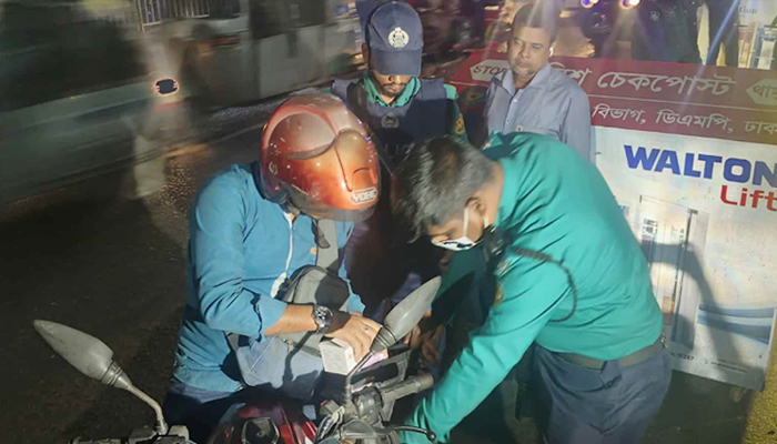 শেখ হাসিনার মামলার রায়: রাজধানীজুড়ে সতর্ক অবস্থানে পুলিশ শেখ হাসিনার মামলার রায়: রাজধানীজুড়ে সতর্ক অবস্থানে পুলিশ