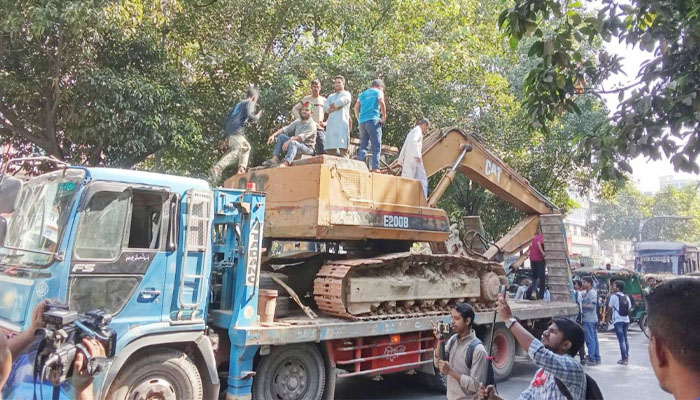 ধানমন্ডি ৩২-এ এস্কেভেটর নিয়ে প্রবেশের চেষ্টা, পুলিশের বাধা