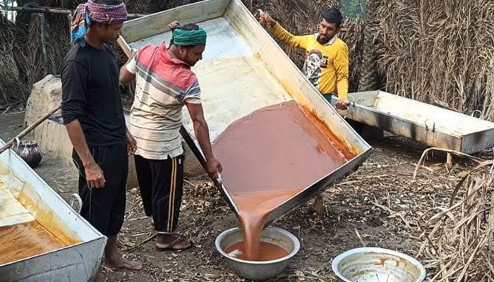 হারিয়ে যাচ্ছে চুয়াডাঙ্গার ঐতিহ্যবাহী সরোজগঞ্জের খেজুর গুড় হারিয়ে যাচ্ছে চুয়াডাঙ্গার ঐতিহ্যবাহী সরোজগঞ্জের খেজুর গুড়
