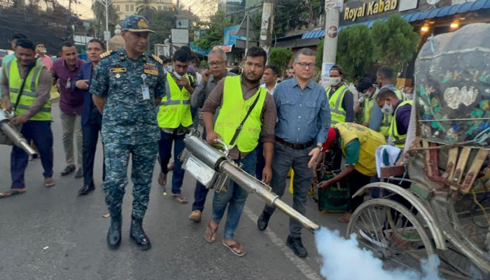 মশা নিধনে চমেক হাসপাতালে চসিকের বিশেষ ক্রাশ প্রোগ্রাম মশা নিধনে চমেক হাসপাতালে চসিকের বিশেষ ক্রাশ প্রোগ্রাম