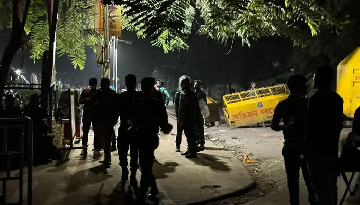 আইনশৃঙ্খলা বাহিনীর নিয়ন্ত্রণে ধানমন্ডি ৩২ আইনশৃঙ্খলা বাহিনীর নিয়ন্ত্রণে ধানমন্ডি ৩২