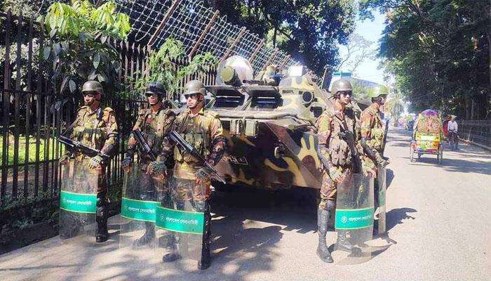 রাজধানীতে আজও নিরাপত্তার চাদরে ঢাকা ট্রাইব্যুনাল রাজধানীতে আজও নিরাপত্তার চাদরে ঢাকা ট্রাইব্যুনাল