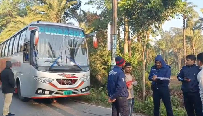 চুয়াডাঙ্গায় সড়কে গাছ ফেলে বাসে ডাকাতি চুয়াডাঙ্গায় সড়কে গাছ ফেলে বাসে ডাকাতি