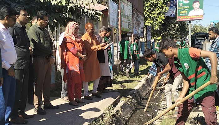 ডেঙ্গু মোকাবিলায় ঈশ্বরগঞ্জ পৌরসভায় পরিচ্ছন্নতা অভিযান ডেঙ্গু মোকাবিলায় ঈশ্বরগঞ্জ পৌরসভায় পরিচ্ছন্নতা অভিযান