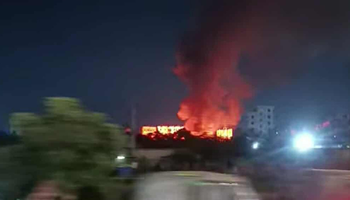 কুড়িল বিশ্বরোডের আগুন নিয়ন্ত্রণে কুড়িল বিশ্বরোডের আগুন নিয়ন্ত্রণে