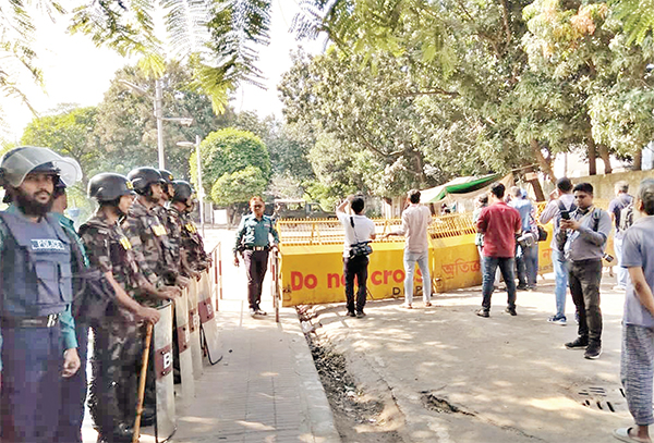 সতর্ক অবস্থানে আইনশৃঙ্খলা বাহিনী