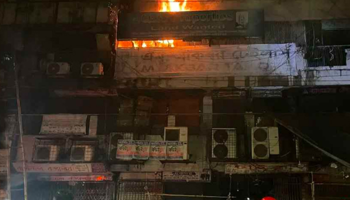 গভীর রাতে গুলিস্তানে ভয়াবহ আগুন গভীর রাতে গুলিস্তানে ভয়াবহ আগুন