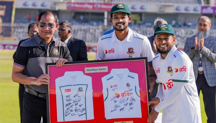 ছক্কা হাকিয়ে বোল্ড শান্ত, শততম টেস্টে ব্যাটিংয়ে মুশফিক ছক্কা হাকিয়ে বোল্ড শান্ত, শততম টেস্টে ব্যাটিংয়ে মুশফিক