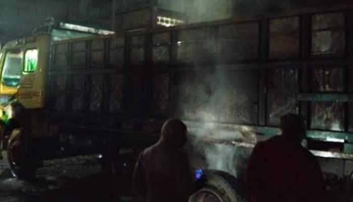 দর্শনায় বিএনপি কর্মীর ট্রাকে আগুন দিল দুর্বৃত্তরা দর্শনায় বিএনপি কর্মীর ট্রাকে আগুন দিল দুর্বৃত্তরা