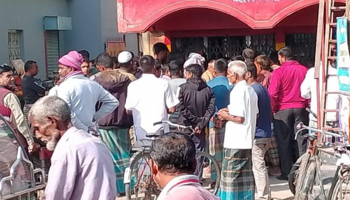 চুয়াডাঙ্গায় টাকা দিয়েও মিলছে না সার, ভরা মৌসুমে কৃষকদের দুর্ভোগ চুয়াডাঙ্গায় টাকা দিয়েও মিলছে না সার, ভরা মৌসুমে কৃষকদের দুর্ভোগ