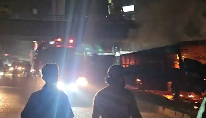 রামপুরায় দাঁড়িয়ে থাকা বাসে আগুন রামপুরায় দাঁড়িয়ে থাকা বাসে আগুন