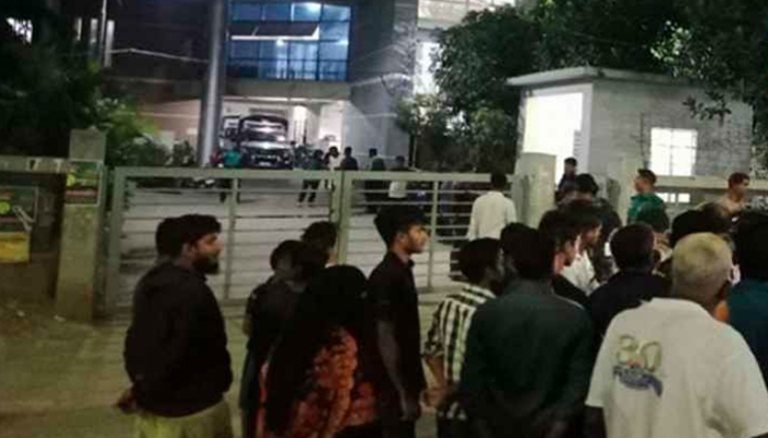 পল্লবী থানার সামনে ৩ ককটেল বিস্ফোরণ পল্লবী থানার সামনে ৩ ককটেল বিস্ফোরণ