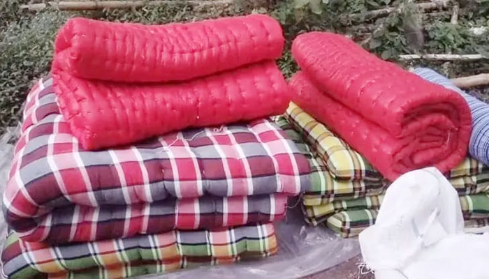 চুয়াডাঙ্গায় শীতের আমেজ, লেপ-তোশক বিক্রির ধুম চুয়াডাঙ্গায় শীতের আমেজ, লেপ-তোশক বিক্রির ধুম