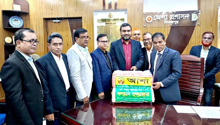 দিনাজপুর জেলা প্রশাসকের কাছে ‘আশা’র ৫২৫ কম্বল হস্তান্তর