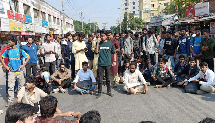 রাবির শিক্ষার্থী নির্যাতনের প্রতিবাদে কাজলা গেটে মহাসড়ক অবরোধ রাবির শিক্ষার্থী নির্যাতনের প্রতিবাদে কাজলা গেটে মহাসড়ক অবরোধ