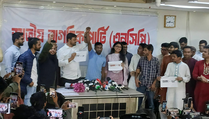 এনসিপির মনোনয়নপত্র নিলেন সেই ভাইরাল রিকশাচালক এনসিপির মনোনয়নপত্র নিলেন সেই ভাইরাল রিকশাচালক