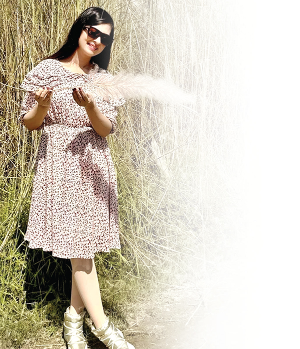 কাশফুলের শুভ্রতায় উজ্জ্বল বুবলী