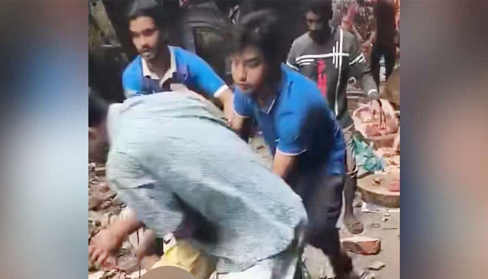 ভূমিকম্প: বংশালে ভবনের রেলিং ভেঙে পড়ে ৩ পথচারীর মৃত্যু ভূমিকম্প: বংশালে ভবনের রেলিং ভেঙে পড়ে ৩ পথচারীর মৃত্যু