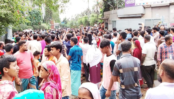 ভূমিকম্পে গাজীপুরে ভবন থেকে নামতে গিয়ে শতাধিক শ্রমিক আহত ভূমিকম্পে গাজীপুরে ভবন থেকে নামতে গিয়ে শতাধিক শ্রমিক আহত