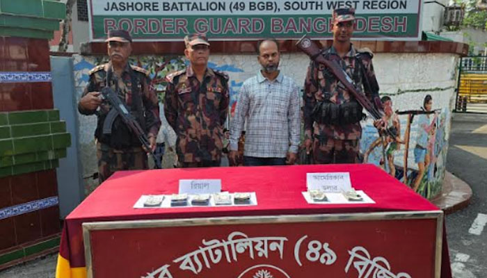 ভারত থেকে ফেরার পথে মার্কিন ডলার ও সৌদি রিয়ালসহ আটক ১ ভারত থেকে ফেরার পথে মার্কিন ডলার ও সৌদি রিয়ালসহ আটক ১