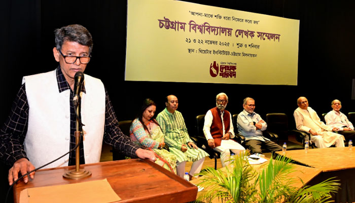 ইতিহাস বিকৃতি থেকে বাঁচাতে পারে সাহিত্যিকদের লেখনী শক্তি: চবি উপাচার্য ইতিহাস বিকৃতি থেকে বাঁচাতে পারে সাহিত্যিকদের লেখনী শক্তি: চবি উপাচার্য