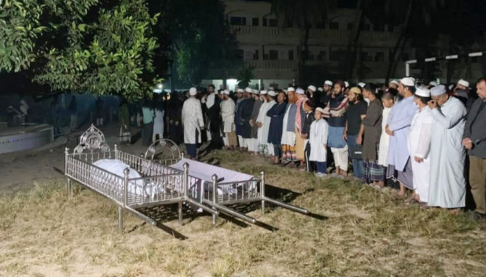 ভূমিকম্পে নরসিংদীতে নিহত ৫ জনের জানাজা ও দাফন সম্পন্ন ভূমিকম্পে নরসিংদীতে নিহত ৫ জনের জানাজা ও দাফন সম্পন্ন