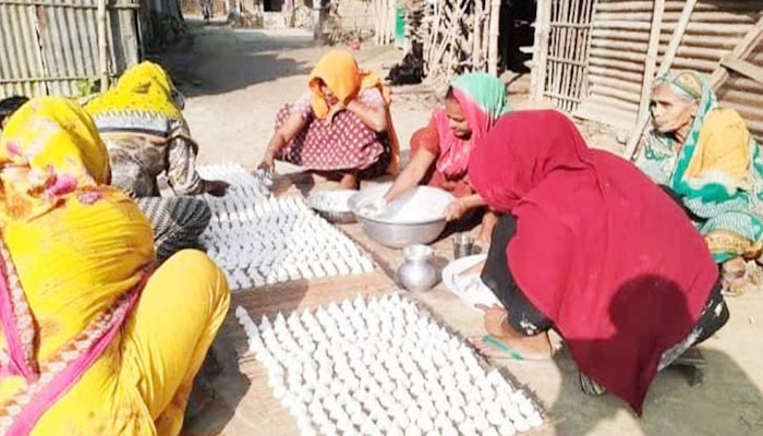 কুমড়ো বড়ি তৈরিতে ব্যস্ত জীবননগরের নারীরা কুমড়ো বড়ি তৈরিতে ব্যস্ত জীবননগরের নারীরা