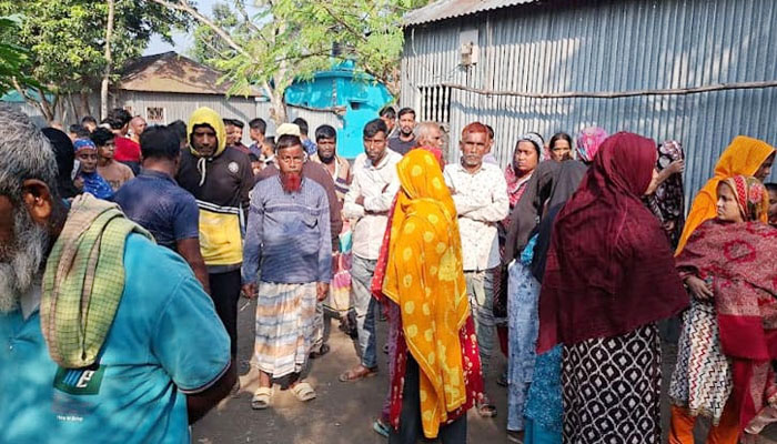 পাবনায় ছুরিকাঘাতে যুবক হত্যা, প্রতিপক্ষের বাড়িতে অগ্নিসংযোগ