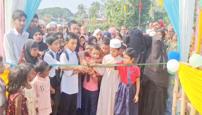 দুর্গাপুরে কাঠের সেতু নির্মাণ করলেন ব্যারিস্টার কায়সার কামাল দুর্গাপুরে কাঠের সেতু নির্মাণ করলেন ব্যারিস্টার কায়সার কামাল