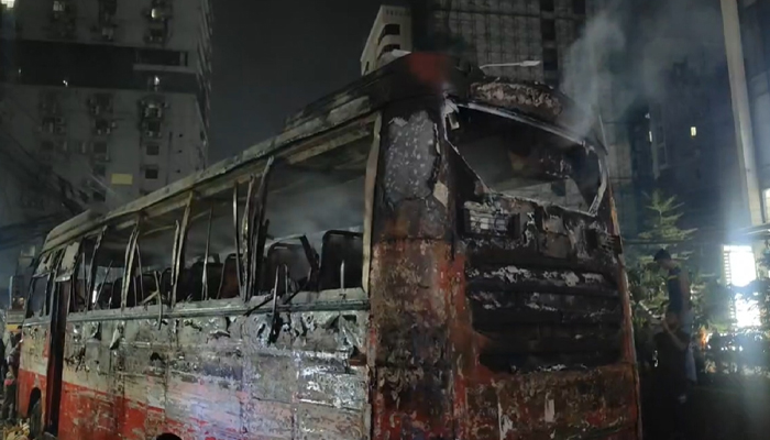 মহাখালীতে চলন্ত বাসে আগুন মহাখালীতে চলন্ত বাসে আগুন