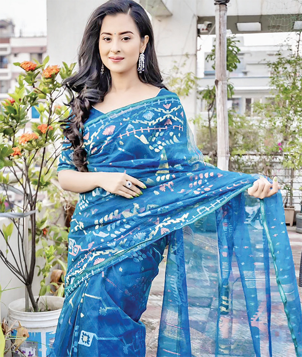 শাড়িতে স্নিগ্ধ সাজে বুবলী