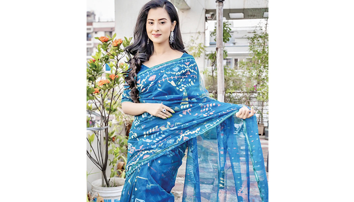 শাড়িতে স্নিগ্ধ সাজে বুবলী শাড়িতে স্নিগ্ধ সাজে বুবলী