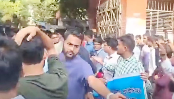 হামলার প্রতিবাদে সাংবাদিকদের মানববন্ধন জোরপূর্বক সরিয়ে দিল ছাত্রদল