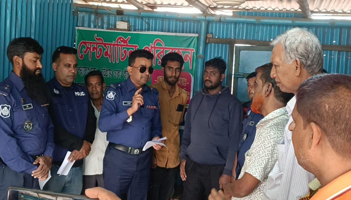 জীবননগরে পুলিশের সতর্কতামূলক লিফলেট বিতরণ জীবননগরে পুলিশের সতর্কতামূলক লিফলেট বিতরণ