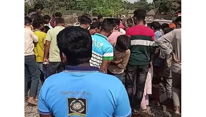 ঈশ্বরদীতে ট্রেনে কাটা পড়ে ১ জনের মৃত্যু ঈশ্বরদীতে ট্রেনে কাটা পড়ে ১ জনের মৃত্যু