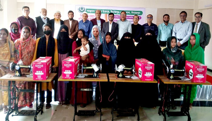 দিনাজপুরে প্রশিক্ষণপ্রাপ্তদের মাঝে বিনামূল্যে সেলাই মেশিন বিতরণ