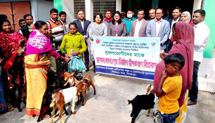 দিনাজপুরে ক্ষুদ্র নৃ-গোষ্ঠীর মাঝে ছাগল ও গৃহ নির্মাণ উপকরণ বিতরণ