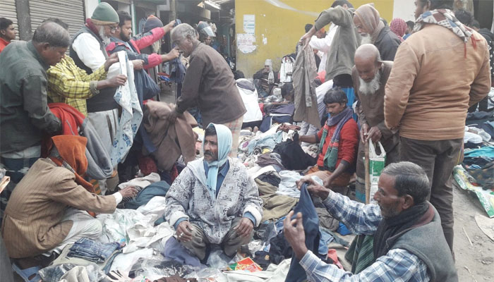 চুয়াডাঙ্গায় শীতে গরম কাপড়ের চাহিদা বেড়েছে চুয়াডাঙ্গায় শীতে গরম কাপড়ের চাহিদা বেড়েছে