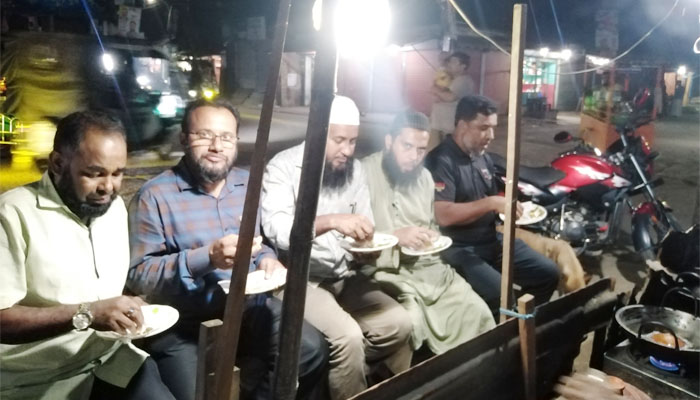 হোসেনপুরে ফুটপাতে পিঠা বিক্রির ধুম হোসেনপুরে ফুটপাতে পিঠা বিক্রির ধুম