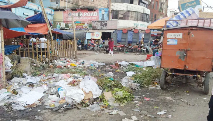 রংপুর সিটি বাজার সংলগ্ন প্রধান সড়কে রসিকের বর্জ্য ডাম্পিং