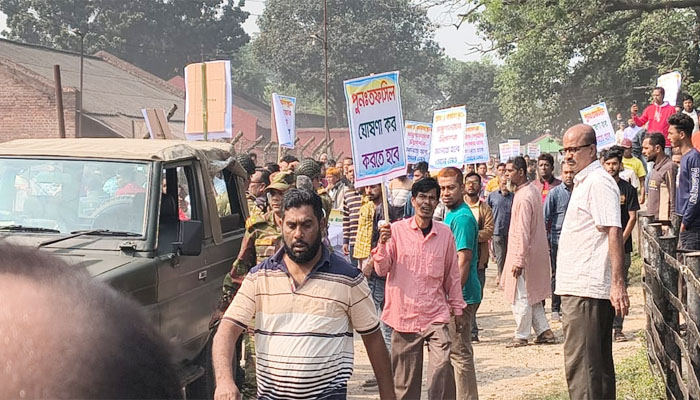 দর্শনার কেরু চিনিকলে শ্রমিক ও কর্মচারী নির্বাচন ঘিরে সংঘর্ষ দর্শনার কেরু চিনিকলে শ্রমিক ও কর্মচারী নির্বাচন ঘিরে সংঘর্ষ