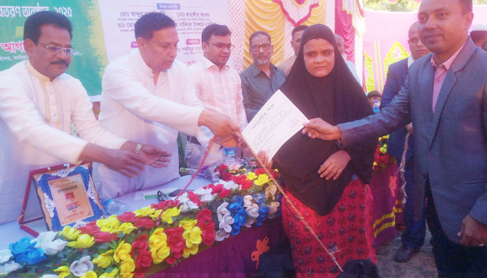 পীরগঞ্জে বিএনএফ-এর প্রতিবন্ধীদের মাঝে ছাগল বিতরণ