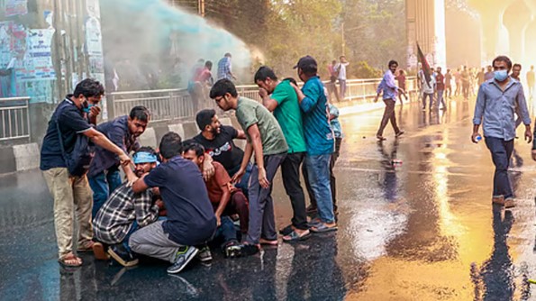বিসিএস পরীক্ষা পেছানোর দাবিতে আন্দোলনরতদের ছত্রভঙ্গ করে দিলো পুলিশ বিসিএস পরীক্ষা পেছানোর দাবিতে আন্দোলনরতদের ছত্রভঙ্গ করে দিলো পুলিশ