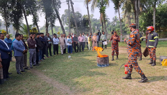 ঈশ্বরদীতে ফায়ার সার্ভিসের অগ্নি নির্বাপণী মহড়া ঈশ্বরদীতে ফায়ার সার্ভিসের অগ্নি নির্বাপণী মহড়া