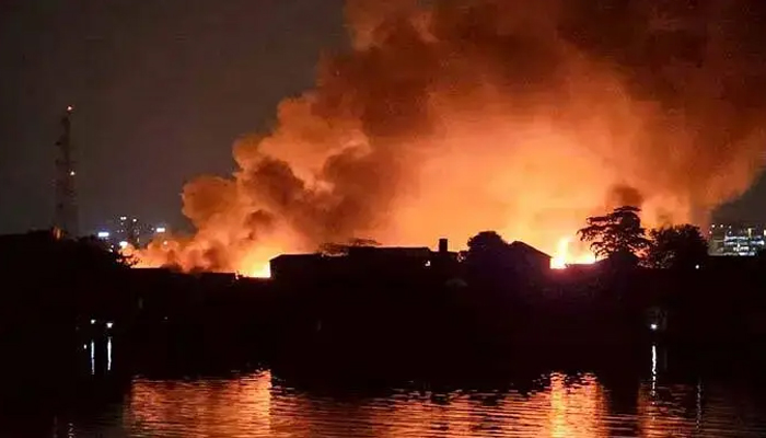 এখনও নিয়ন্ত্রণে আসেনি কড়াইল বস্তির আগুন এখনও নিয়ন্ত্রণে আসেনি কড়াইল বস্তির আগুন