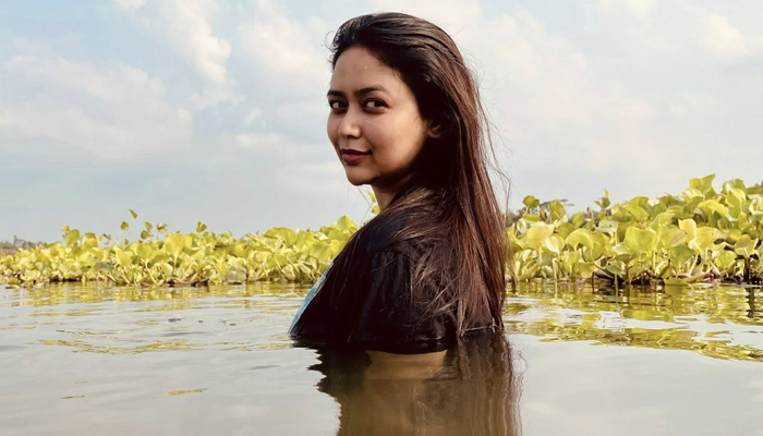 শীত উপেক্ষা করে নদীতে ভাবনা শীত উপেক্ষা করে নদীতে ভাবনা