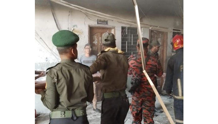 আনসার সদস্যদের ভূমিকায় নিয়ন্ত্রণে মেডিকেল বিশ্ববিদ্যালয়ের আগুন