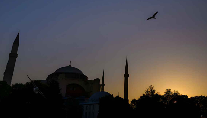 দিনের শুরুতেই হয় রিজিক বণ্টন দিনের শুরুতেই হয় রিজিক বণ্টন