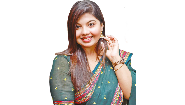 উপস্থাপনা ও সঙ্গীতে ব্যস্ত লাবণ্য উপস্থাপনা ও সঙ্গীতে ব্যস্ত লাবণ্য